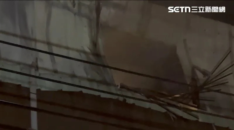 母女三人居住的房間位於三樓鐵皮加蓋,前方是神明廳,後側則是房間。(圖/翻攝畫面)