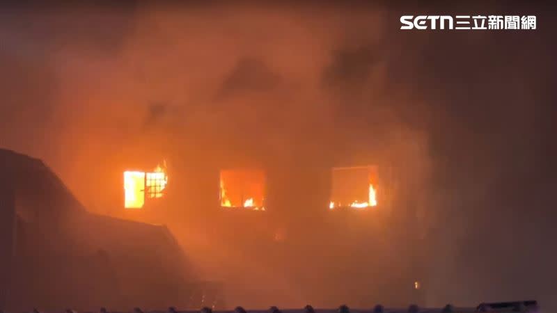 火災警消獲報到場，當時屋內共2人受困。（圖／翻攝畫面）