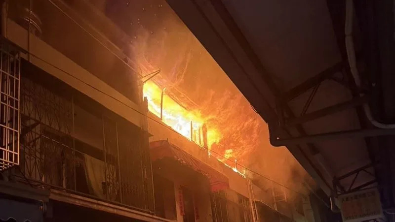 台中市大里區中興路一段216巷內傳出住宅火警,現場已全面燃燒(圖/翻攝畫面)