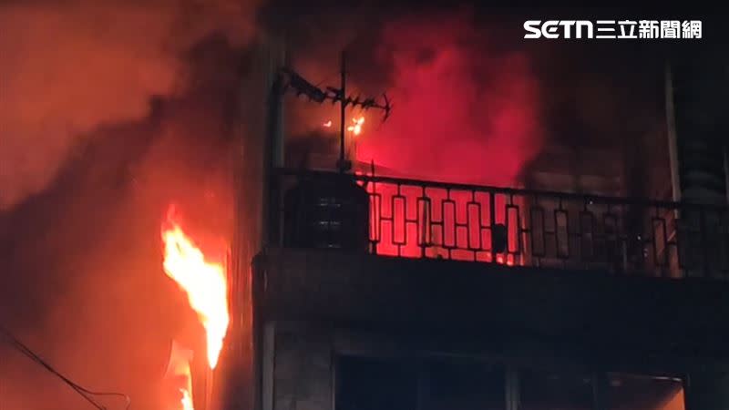 火災警消獲報到場，當時屋內共2人受困。（圖／翻攝畫面）