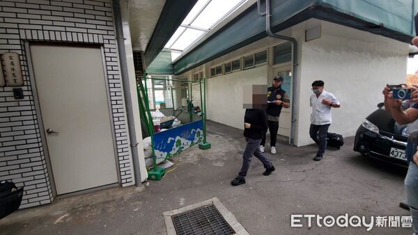 ▲▼桃園中壢民宅大火5死，死者家屬前往中殯相驗。（圖／記者黃彥傑攝)