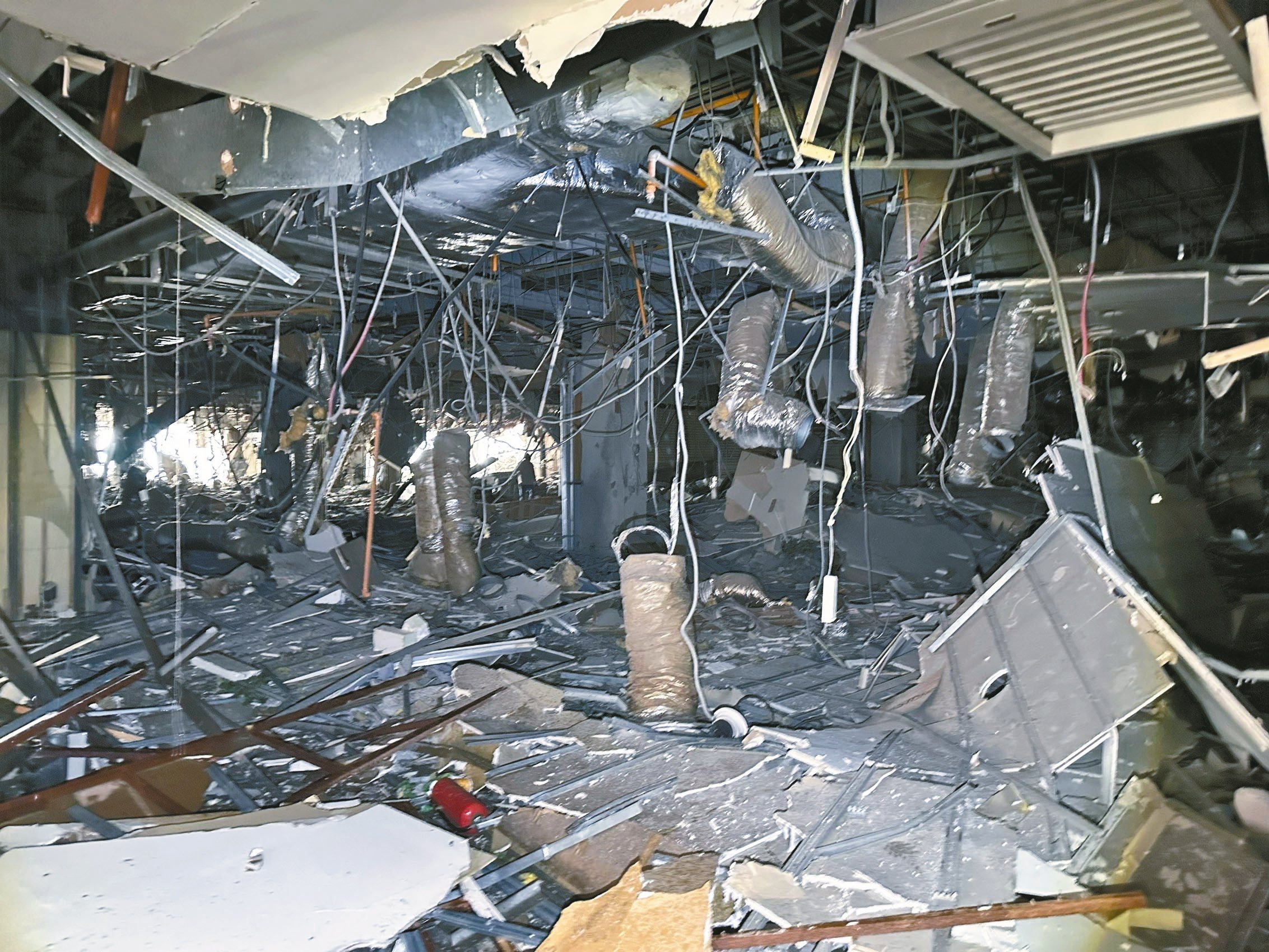 十二樓爆炸現場天花板陷落、管線四散。記者陳宏睿/翻攝