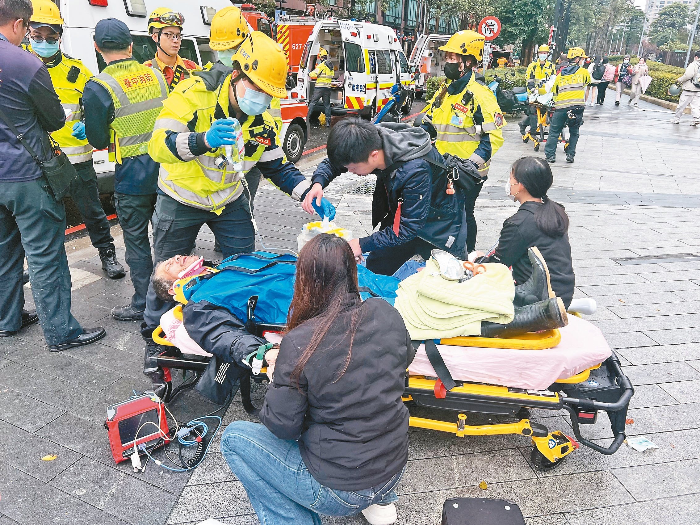 新光三越台中店氣爆,救難人員在破碎建材與磚塊間搶救人命。記者黃仲裕/攝影