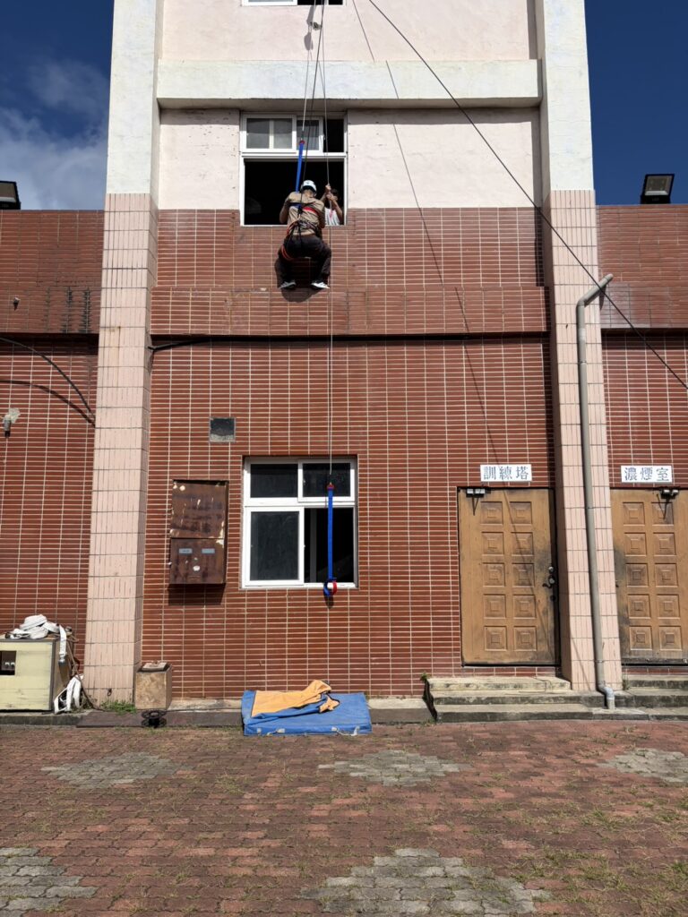 中華都市安全推廣協會防火管理訓練實況。圖為學員於訓練塔進行高樓避難逃生演練，實際操作設備安全垂降。

官方網站：https://www.fpa119.org
